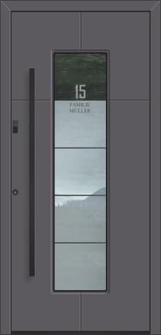 Inotherm AGE 1090 – Aluminium-Haustür mit hohem Lichtband, Hausnummer und Namensschild im Glas